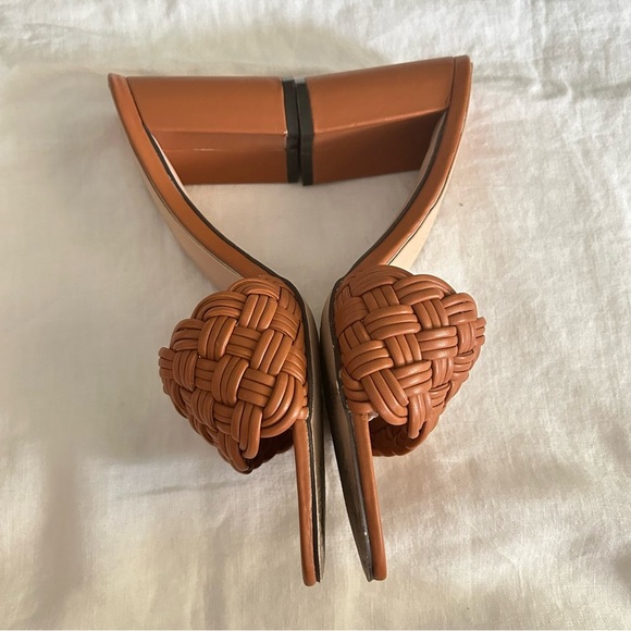 Chase + Chloe | Tan Heeled Shoes with Woven Design - Picture 3 of 7